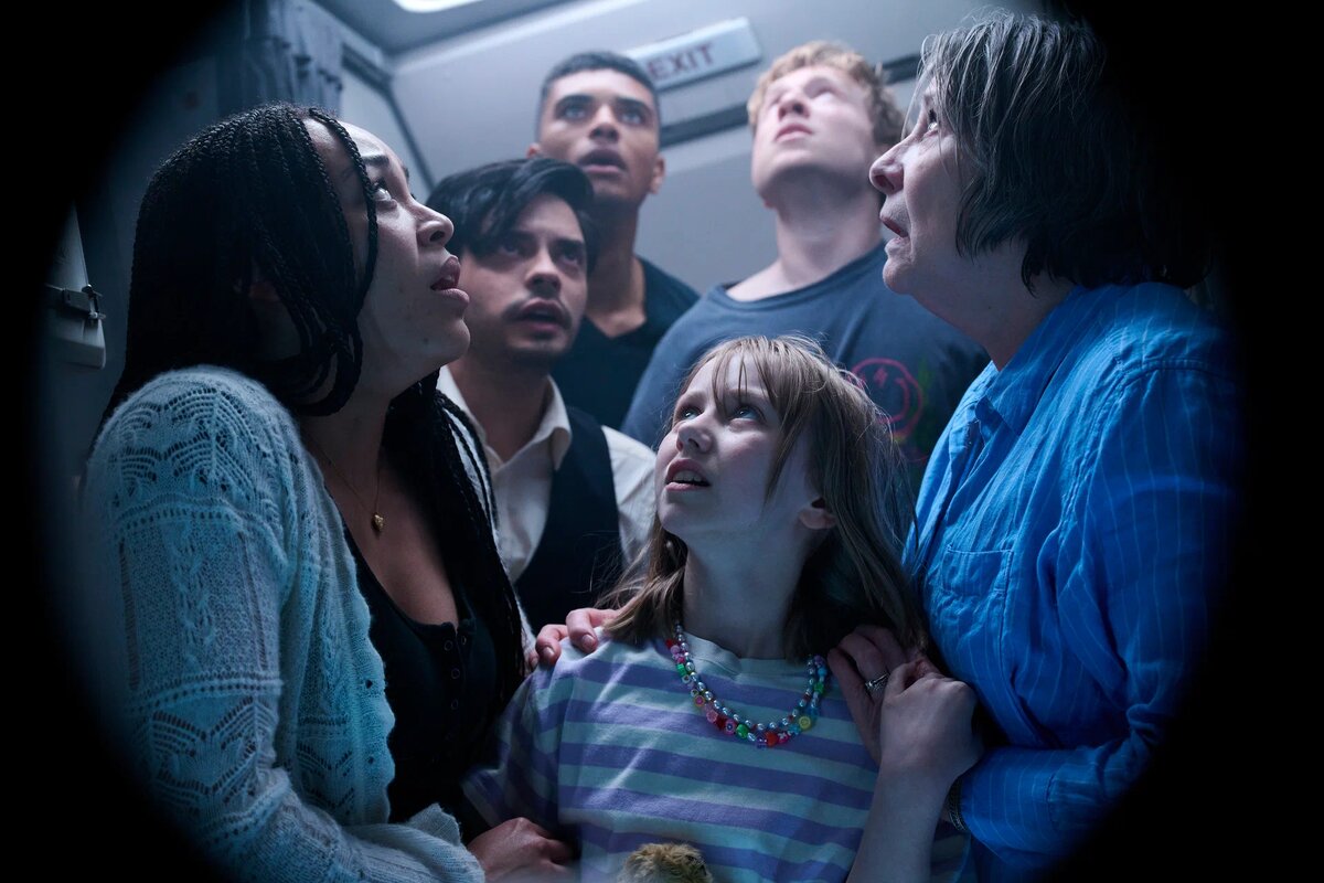 Страна Великобритания
Жанр триллер, ужасы
Слоган «Они летели в рай на земле, а попали в ад под водой»
Режиссер Клаудио Фах
Сценарий Энди Мейсон
Продюсер Анналиса Дэвис, Энди Мейсон, Дэвид Брирли, ...
Оператор Эндрю Роджер
Композитор Энди Грэй
Художник Мэттью Баттон, Даниэла Фаджио, Элизабет Хили, ...
Монтаж Адам Рехт