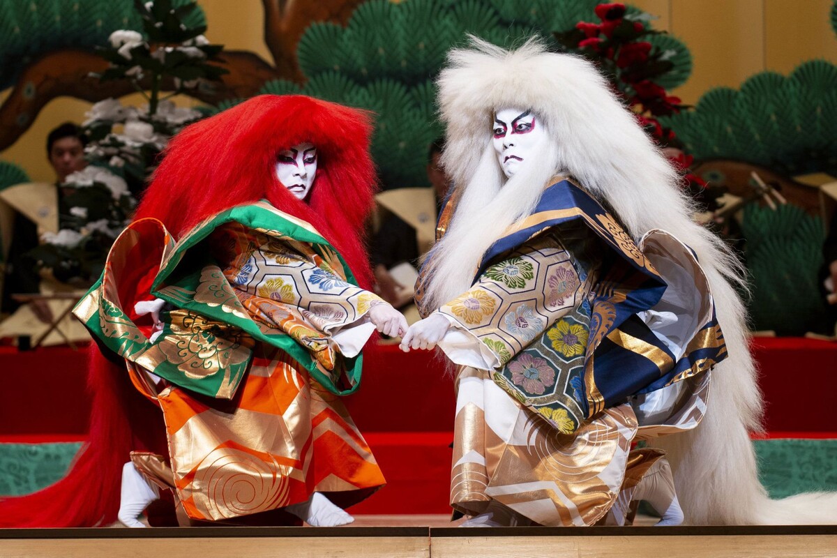 О многом происходящем на сцене нужно догадываться.