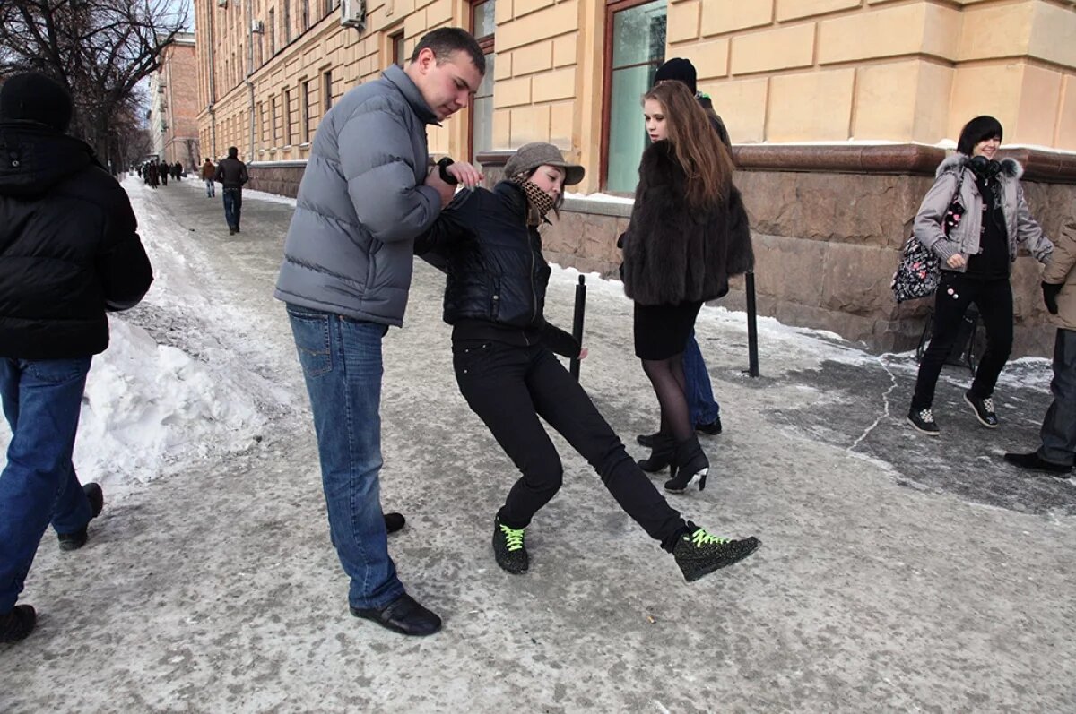    В Тюмени врачи рассказали, как оказывают помощь при падениях на льду