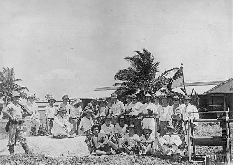 Пленные служащие британской станции связи и немецкий солдат на острове Дирекшн