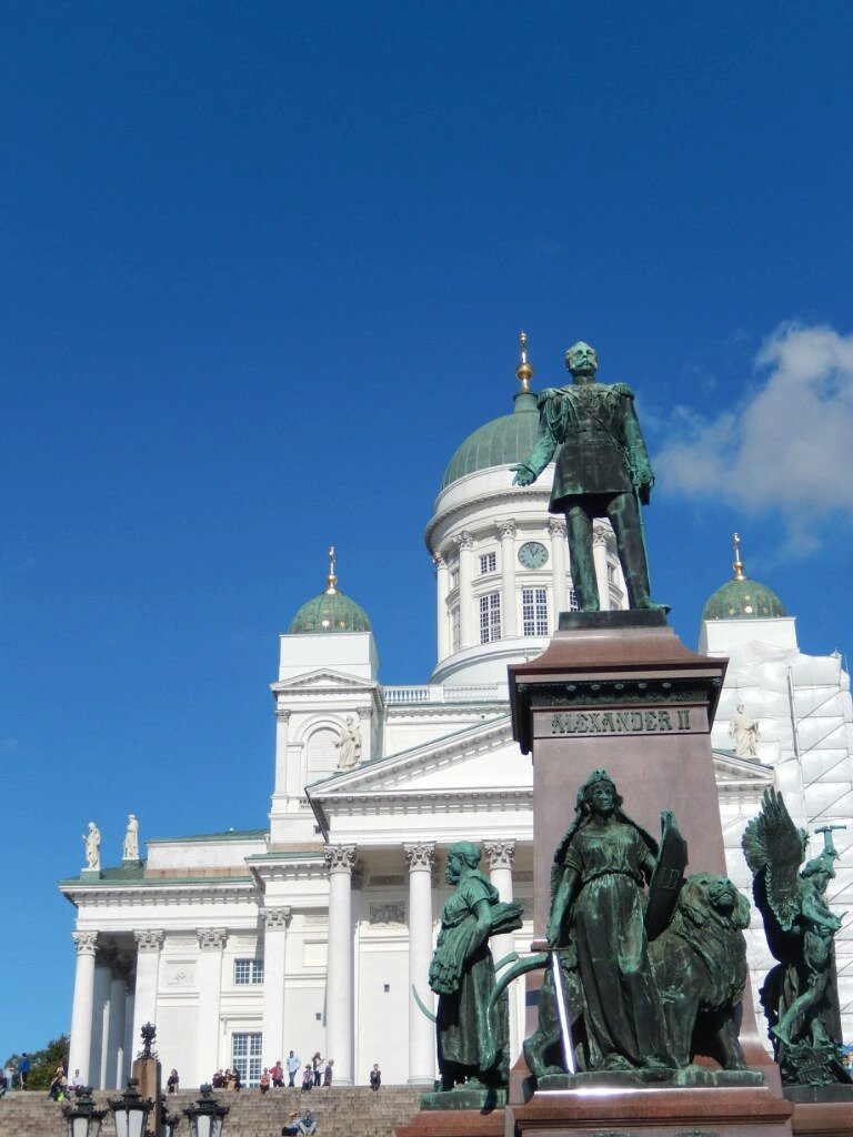 На Сенатской площади Хельсинки. Интересно, там ли этот памятник до сих пор?