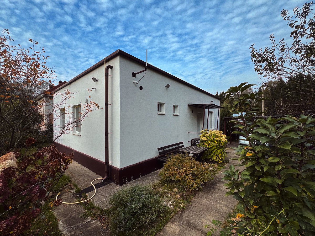 Это мой одноэтажный загородный дом площадью 72 м2, который я построил своими руками в 2012 году. 