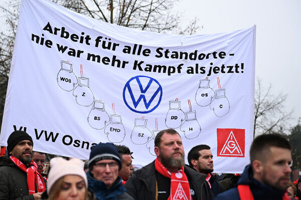 Сотрудники Volkswagen AG во время «предупредительной забастовки» в Оснабрюке, Германия, 6 ноября 2024 года / Teresa Kroeger/Reuters 