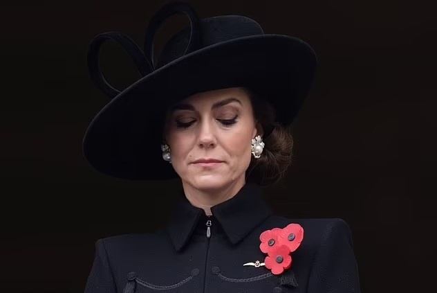 Принцесса Уэльская во время церемонии носит три мака / Фото 2023 г.