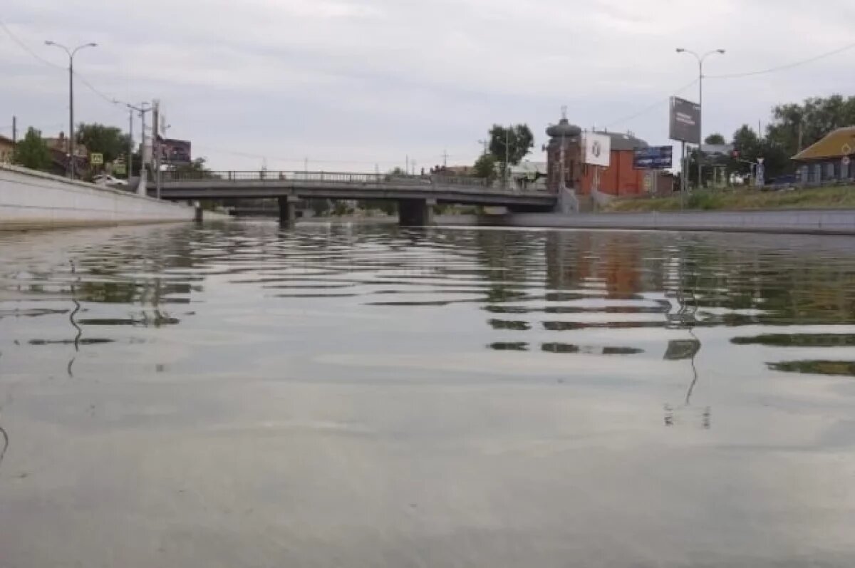    В Астрахани наполнившиеся каналы очистили от плавучего мусора