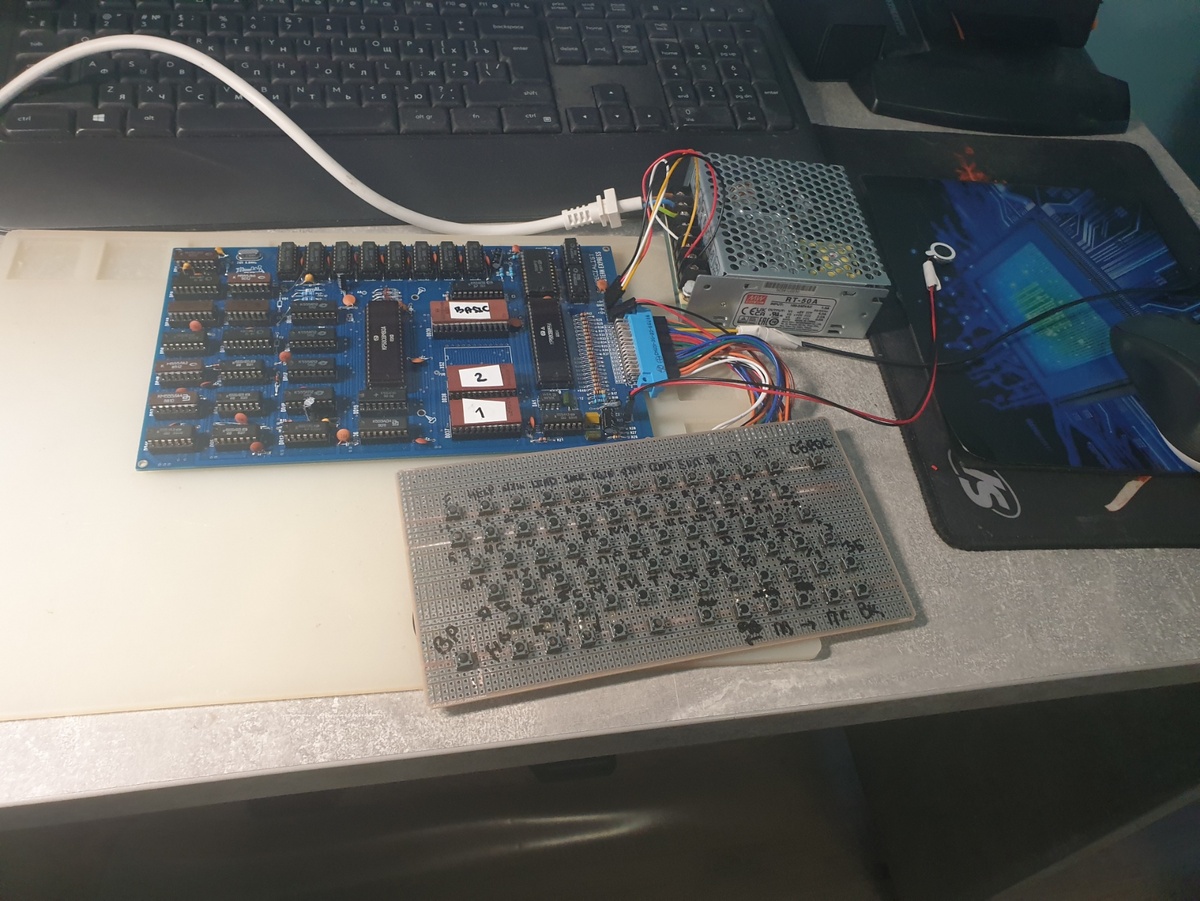 Компьютер "Специалист" уже с клавиатурой.