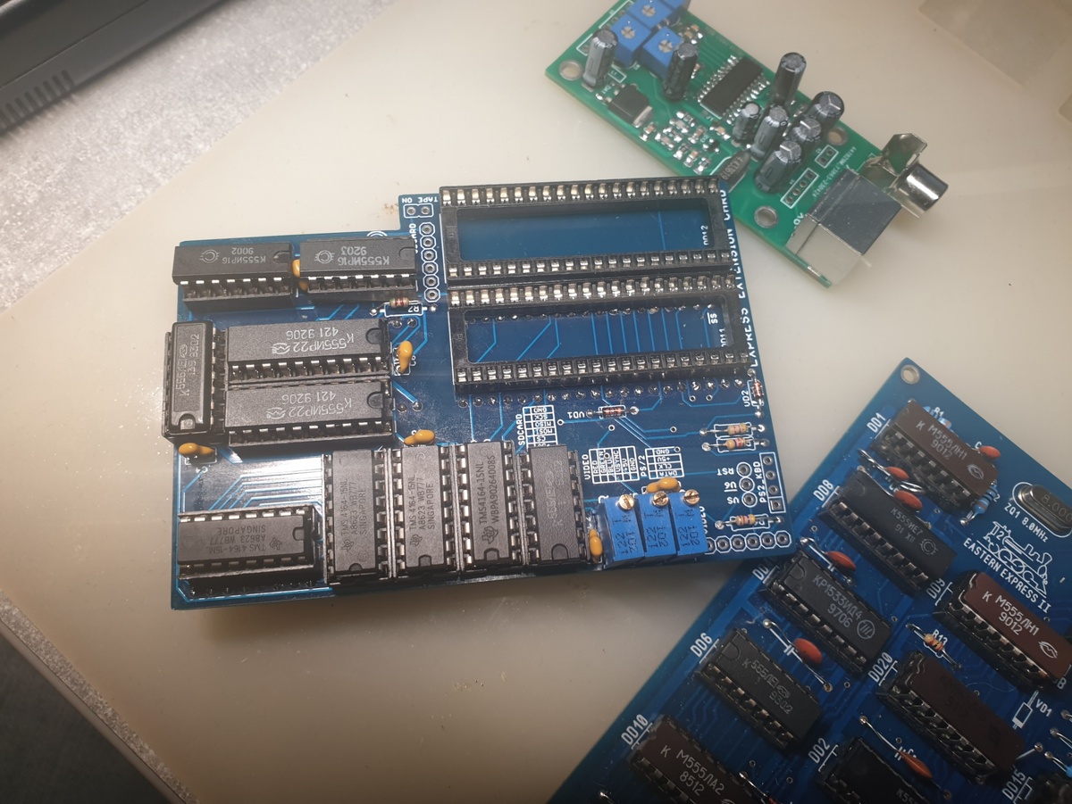 Плата расширения компьютера "Специалист" версия "Восточный Экспресс". Также на фото конвертер RGBS в PAL.