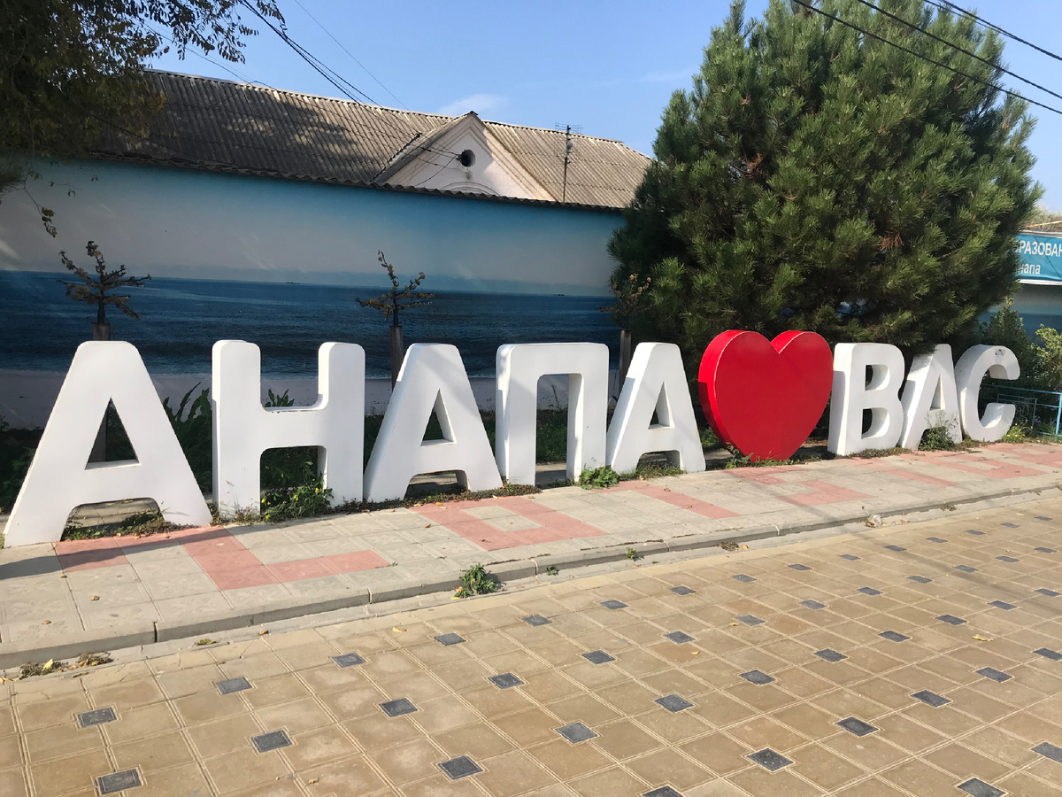 Туристы любят фотографироваться на фоне местных достопримечательностей 