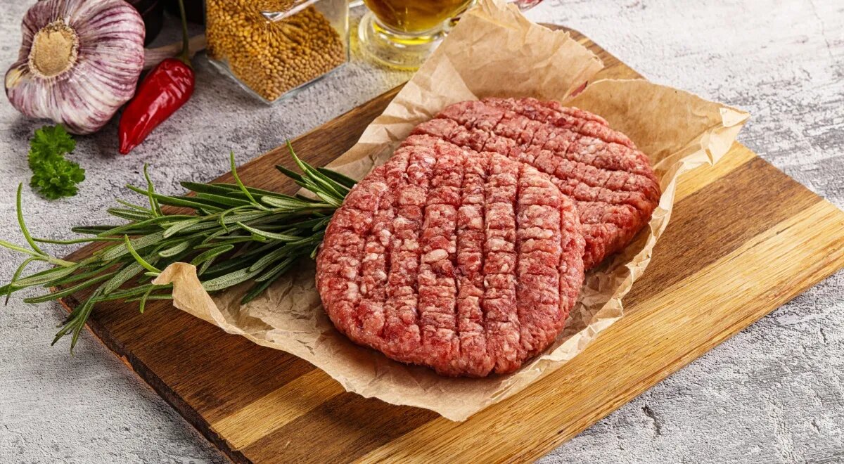   Говяжий фарш подходит для жарки и тушения, приготовления котлет и зраз (Shutterstock/FOTODOM)