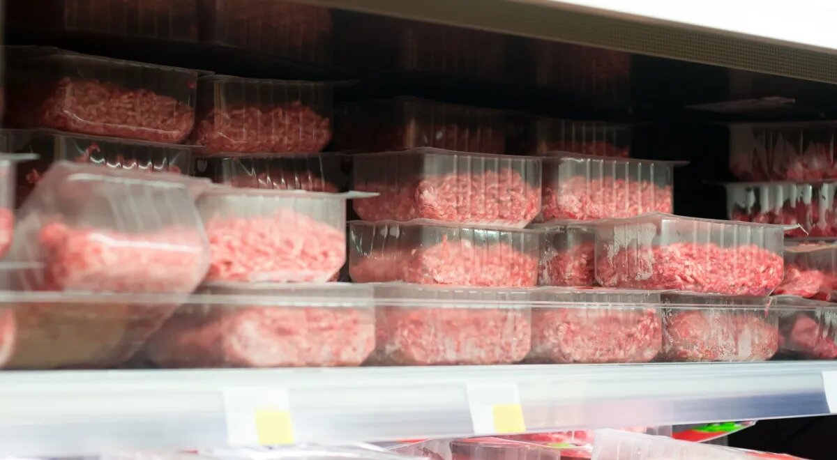   Покупной фарш можно никуда не перекладывать и хранить прямо в упаковке (Shutterstock/FOTODOM)