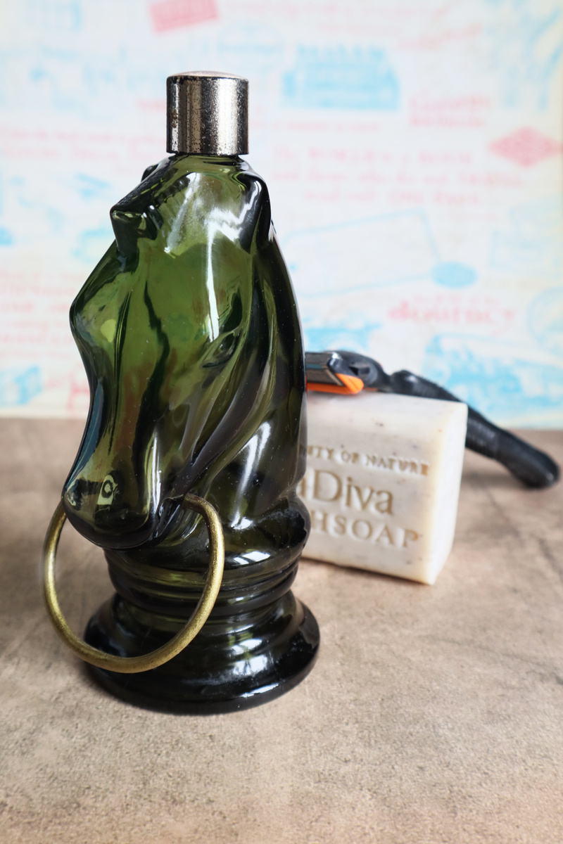 В одной комиссионке, в маленьком городе Черняховске, мне посчастливилось найти старенький флакон. Я думала, что там когда-то были духи, поэтому с радостью прихватила его в свою коллекцию винтажа и парфюмерии ^_^ Повертев дома этого коника, я увидела, что флакончик-то от мужского лосьона после бритья! Фигура, напоминающая шахматную, была выпущена компанией Avon в 70ых годах. Но самое интересное, что наш герой не так прост как кажется : эта бутылочка входит в топ 10 самых дорогих флаконов Avon. Как вы поняли - покупкой я довольна=) К слову, этот благородный во всех смыслах флакон ,сохранил аромат лосьона. Полное название продукта : Avon Pony Wild Country
Wild Country Avon — это аромат для мужчин, он принадлежит к группе фужерные. Wild Country выпущен в 1967 году. Верхние ноты: Лаванда, Анис, Кориандр, Бергамот, Лимон и Базилик; средние ноты: Гвоздика (цветок), Сандал, Кедр, Гелиотроп и Герань; базовые ноты: Мускус, Ваниль, Дубовый мох, Бобы тонка, Бензоин и Амбра. (с) fragrantica