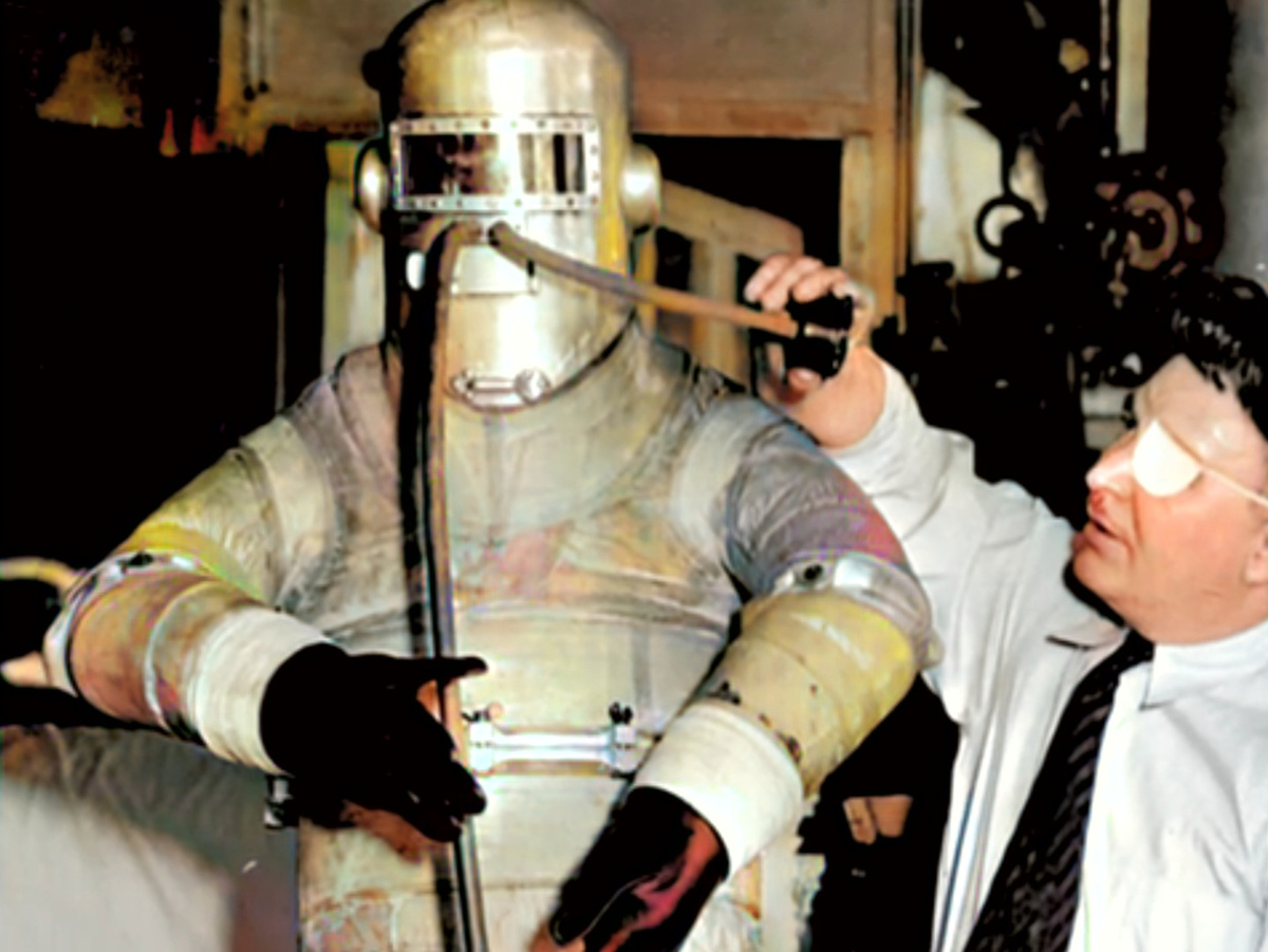 Вили Пост испытывает свой первый скафандр