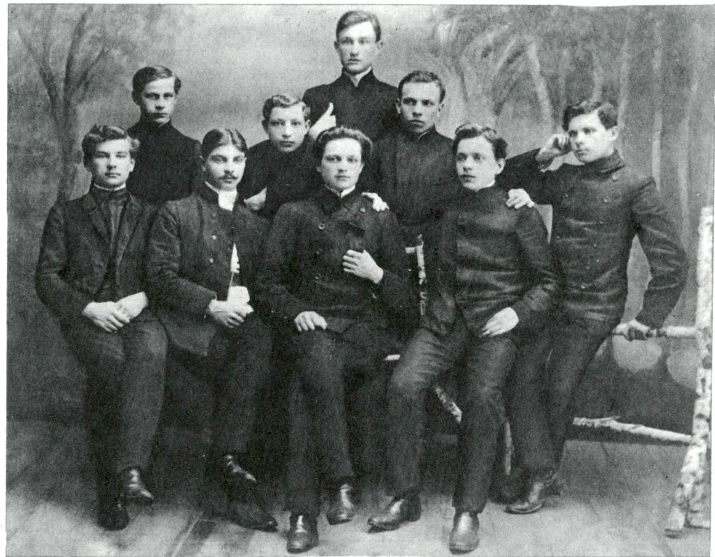 Г.Ширма (первый справа) среди учащихся Пружанского городского училища. 1906 г.