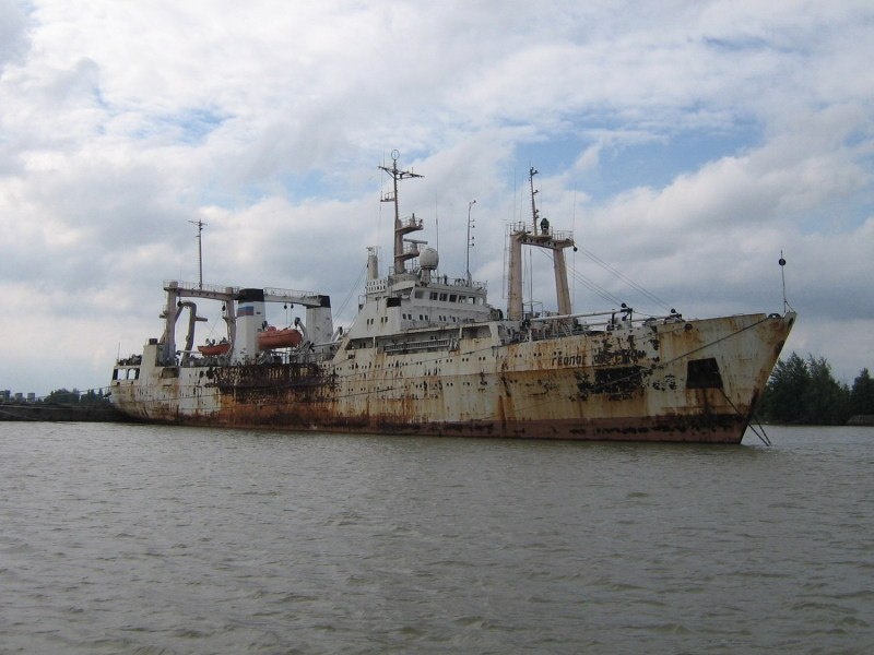На правом борту отчётливо видно место наибольшего повреждения корпуса при новороссийской аварии.