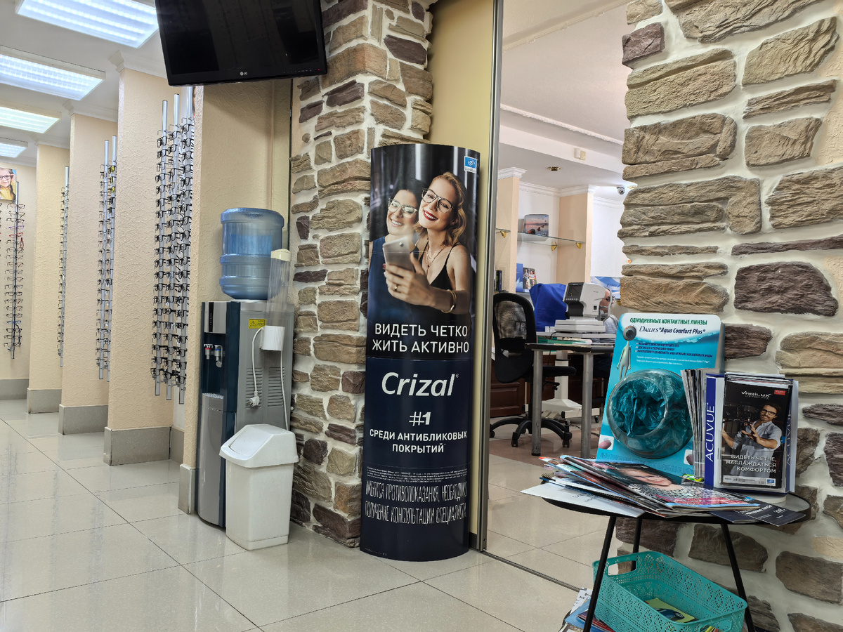 Кабинет врача виднеется в дверном проёме