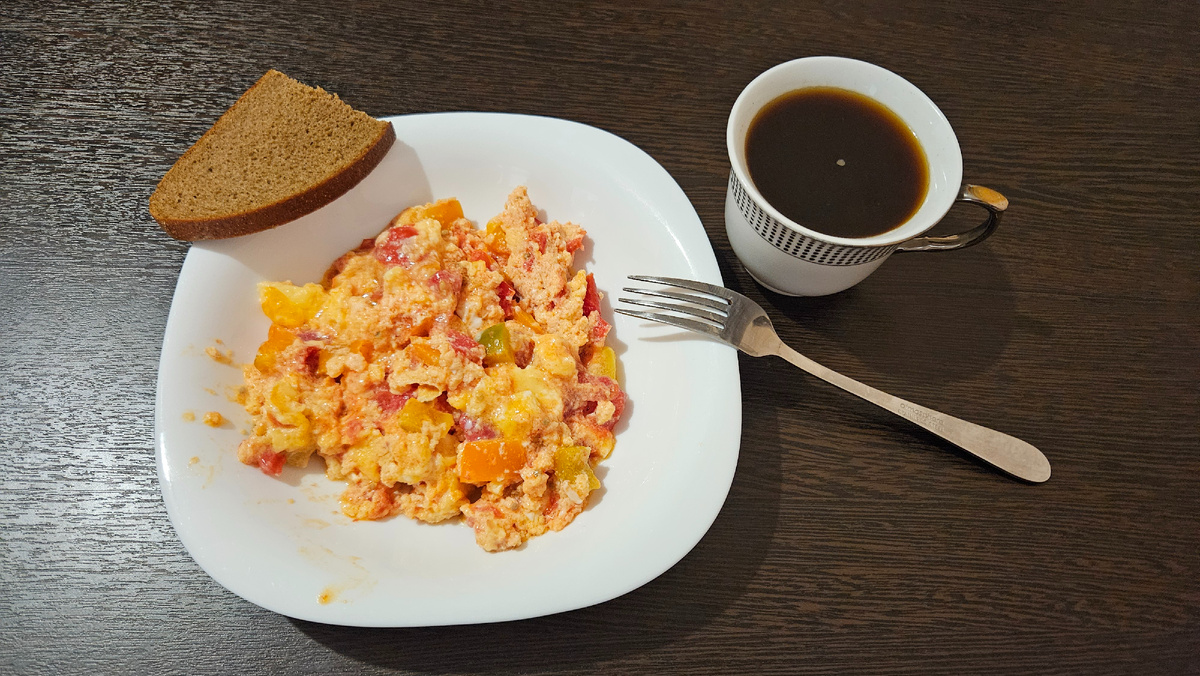 Завтрак. Яичница с помидорами и хлеб. 299 ккал.