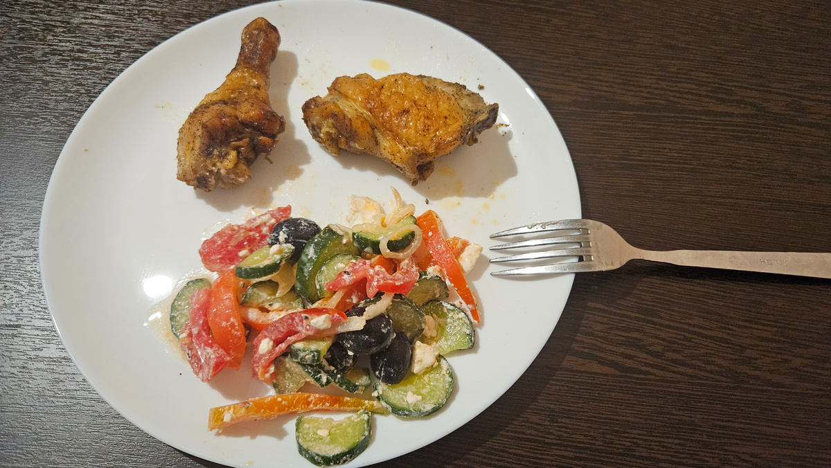 Обед. Курица запеченая и грек салат. 352 ккал.