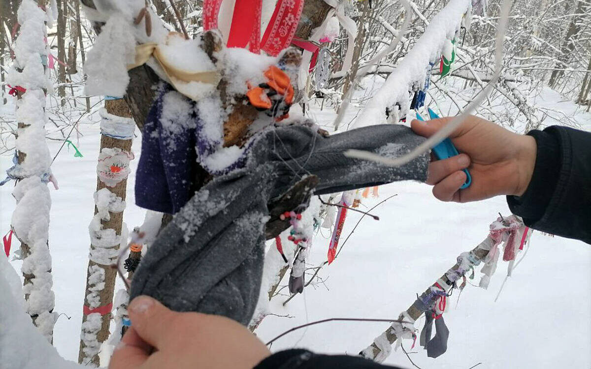 ​Люди, загадывая свои сокровенные желания, завязывают все что попало: шнурки, резинки для волос, медицинские маски и даже носки. Фото: © Елена Фенина / «Татар-информ»