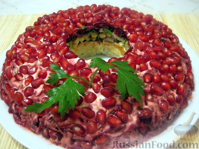 картофель, свекла, морковь, шпроты консервированные, лук зелёный, кукуруза консервированная, майонез, гранат, соль