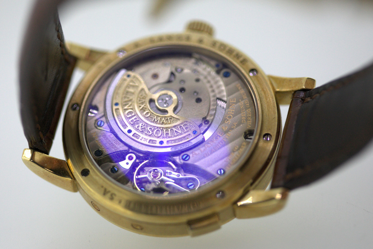 Langematik Perpetual 310.021 от A. Lange & Söhne - это не просто аксессуар, это произведение искусства, созданное для ценителей высокой часовой культуры. С первого взгляда на его изысканный циферблат и корпус из драгоценного металла понимаешь, что перед тобой часы, способные перенести своего владельца в мир точности и роскоши. Модель собирает в себе наследие и инновации, ставя маяком в индустрии для подражания и восхищения.

