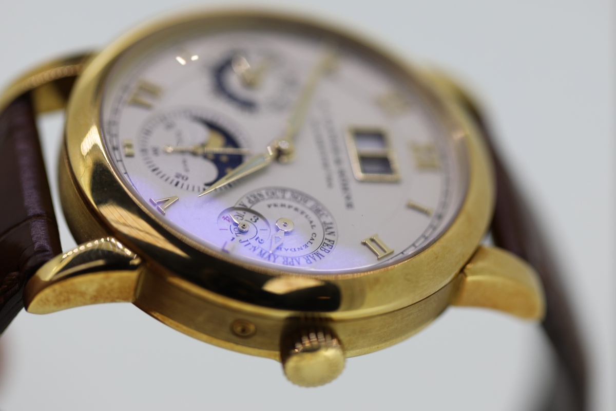 В мире высокого часового искусства немецкая мануфактура A. Lange & Söhne занимает особое место, сочетая в своих творениях безупречное мастерство и инновационные технологии. Одним из ярких примеров такого соединения является модель Langematik Perpetual 310.021, которая представляет собой воплощение элегантности и функциональности. Этот часовой шедевр не просто демонстрирует время, но и является великолепным образцом сложного механизма вечного календаря.

