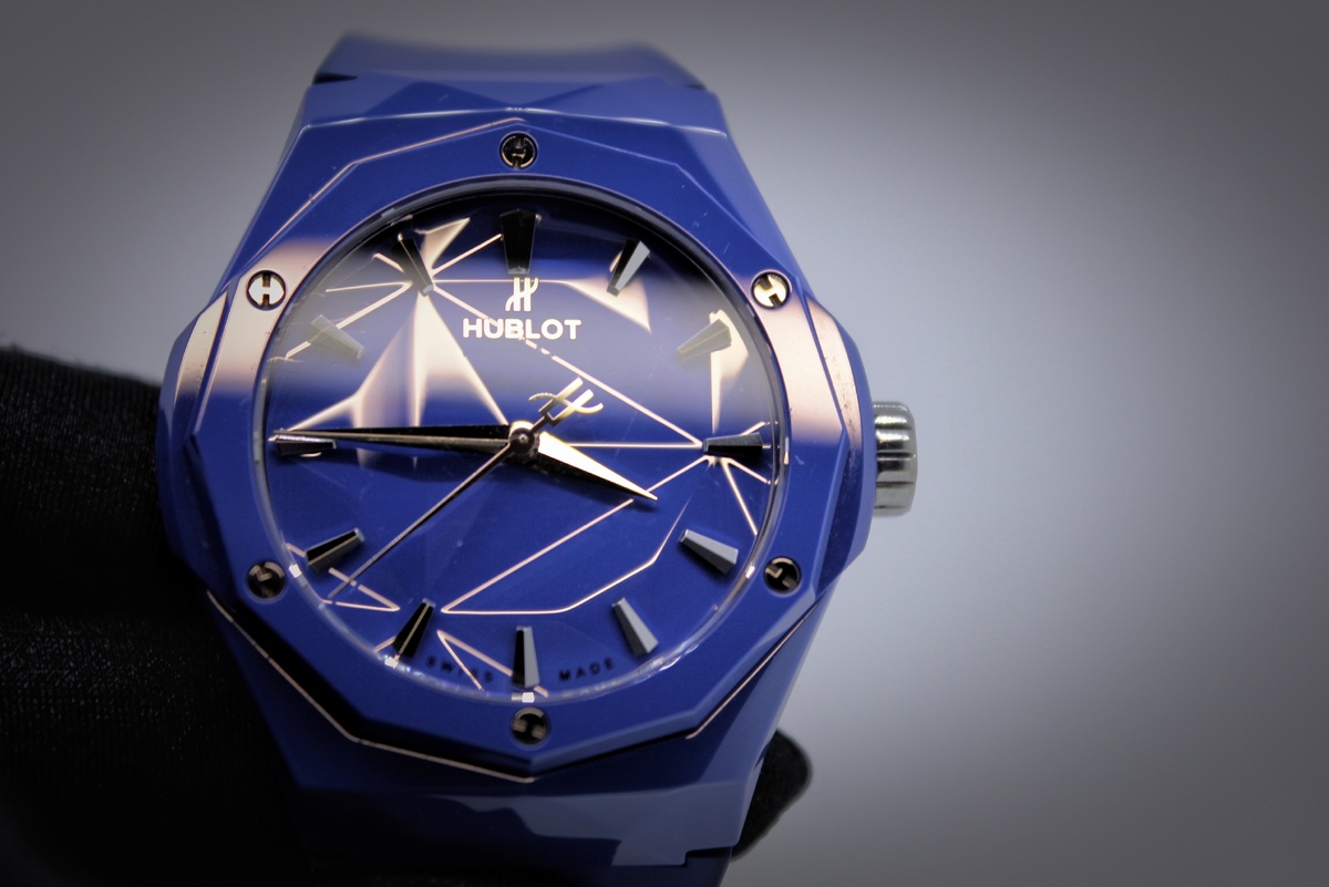 Основанный в 1980 году Карло Крокко, Hublot начал своё путь как кульминацию инноваций и дизайна, нарушая устоявшиеся традиции швейцарского часового дела. Марка сразу же выделилась своим уникальным подходом к созданию часов, представив первые в мире часы с корпусом из золота и ремешком из натурального каучука. Это было начало истории бренда, который не просто продавал время, а предлагал уникальное сочетание инноваций и традиций.

