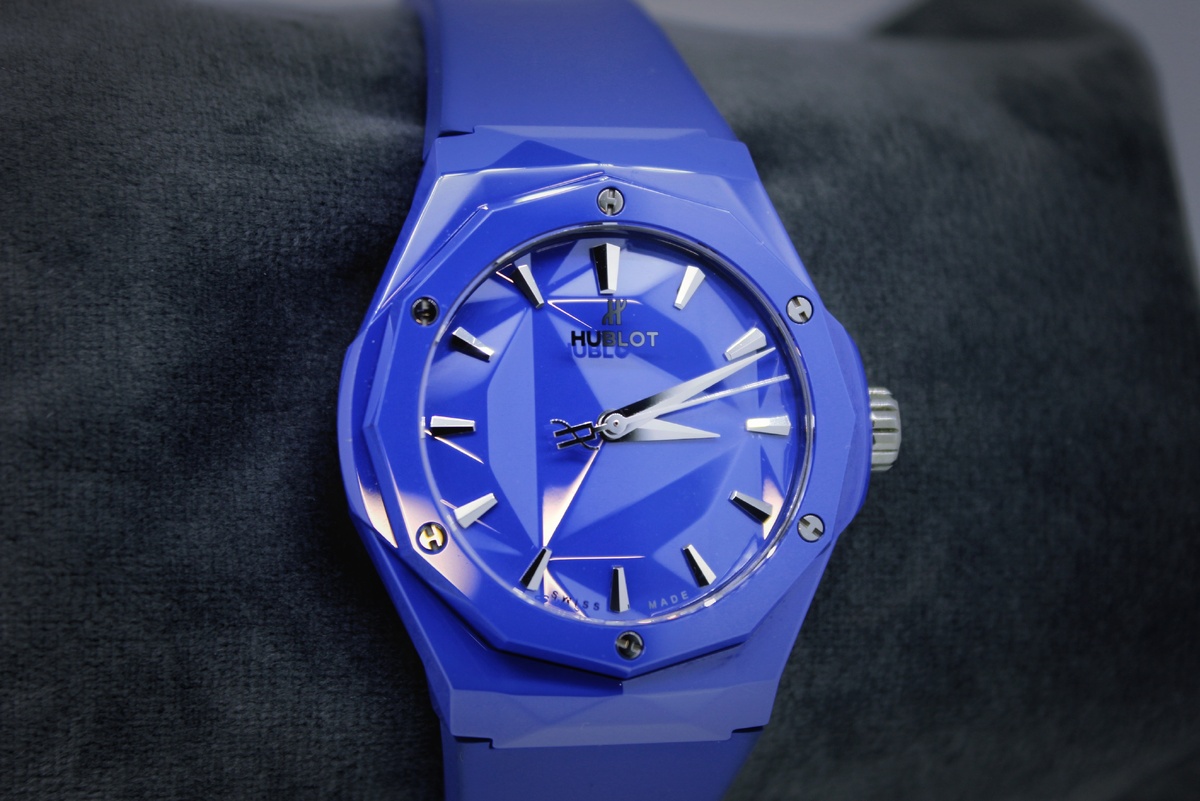 В нашей компании мы трепетно относимся к каждому экземпляру часов Hublot, которые попадают к нам на ремонт или обслуживание. Мы осознаем, что владельцы этих часов ценят не только точность и надежность механизма, но и эстетическую ценность своих аксессуаров. Поэтому наши мастера, обладающие многолетним опытом, подходят к ремонту с особым вниманием и аккуратностью, чтобы каждая деталь была восстановлена с учетом всех стандартов качества, заложенных основателями Hublot. Наша цель - предоставить клиентам не просто ремонт, а истинное искусство восстановления и поддержания великолепия часов Hublot.

