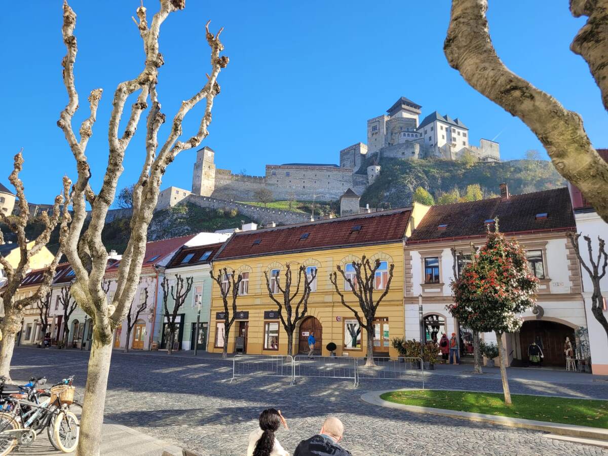Вид с центральной улицы на замок