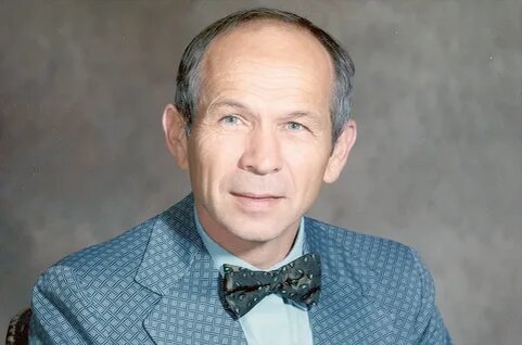 Максим "Макс" Фаже, в 1971-72 годах был директором по инженерии и разработкам НАСА.