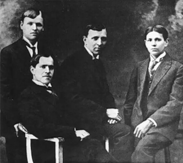 Среди товарищей в по работе в скорняжной мастерской. 1913 год.