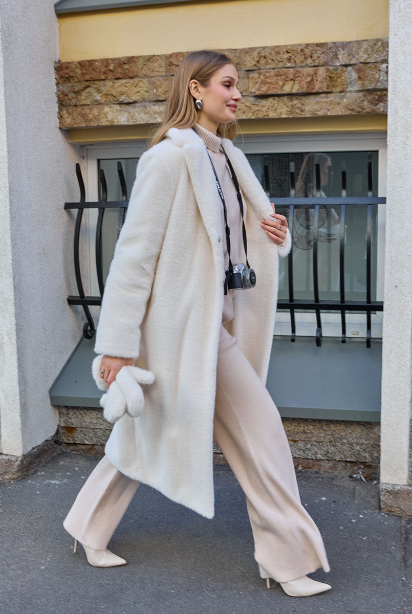 Длинная белая шубка 