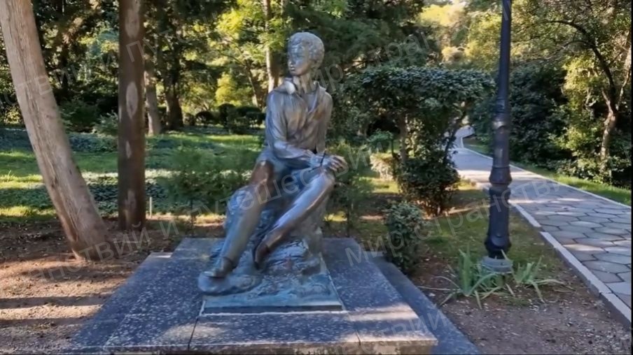 Памятник А.С. Пушкину. Санаторий Гурзуфский