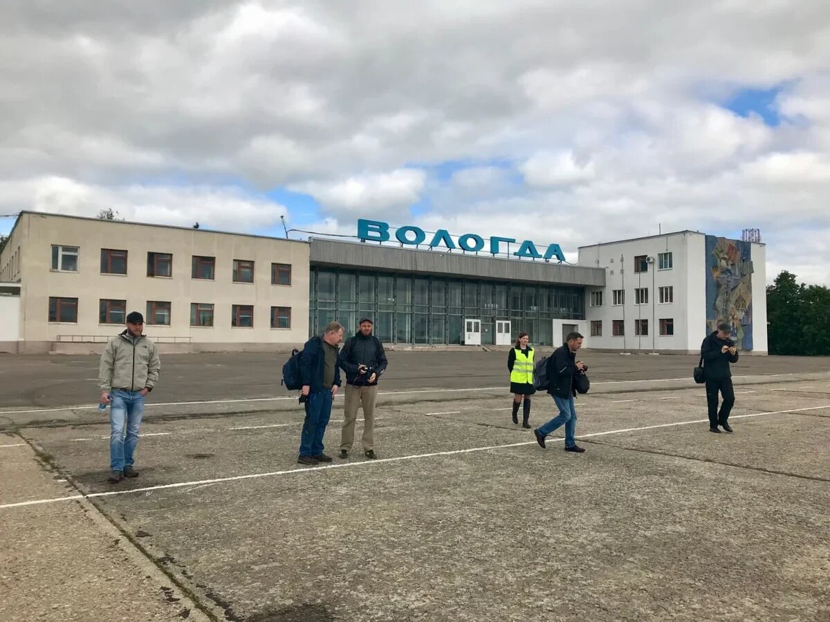    Группа иностранных туристов в аэропорту Вологды. Фото АТОР