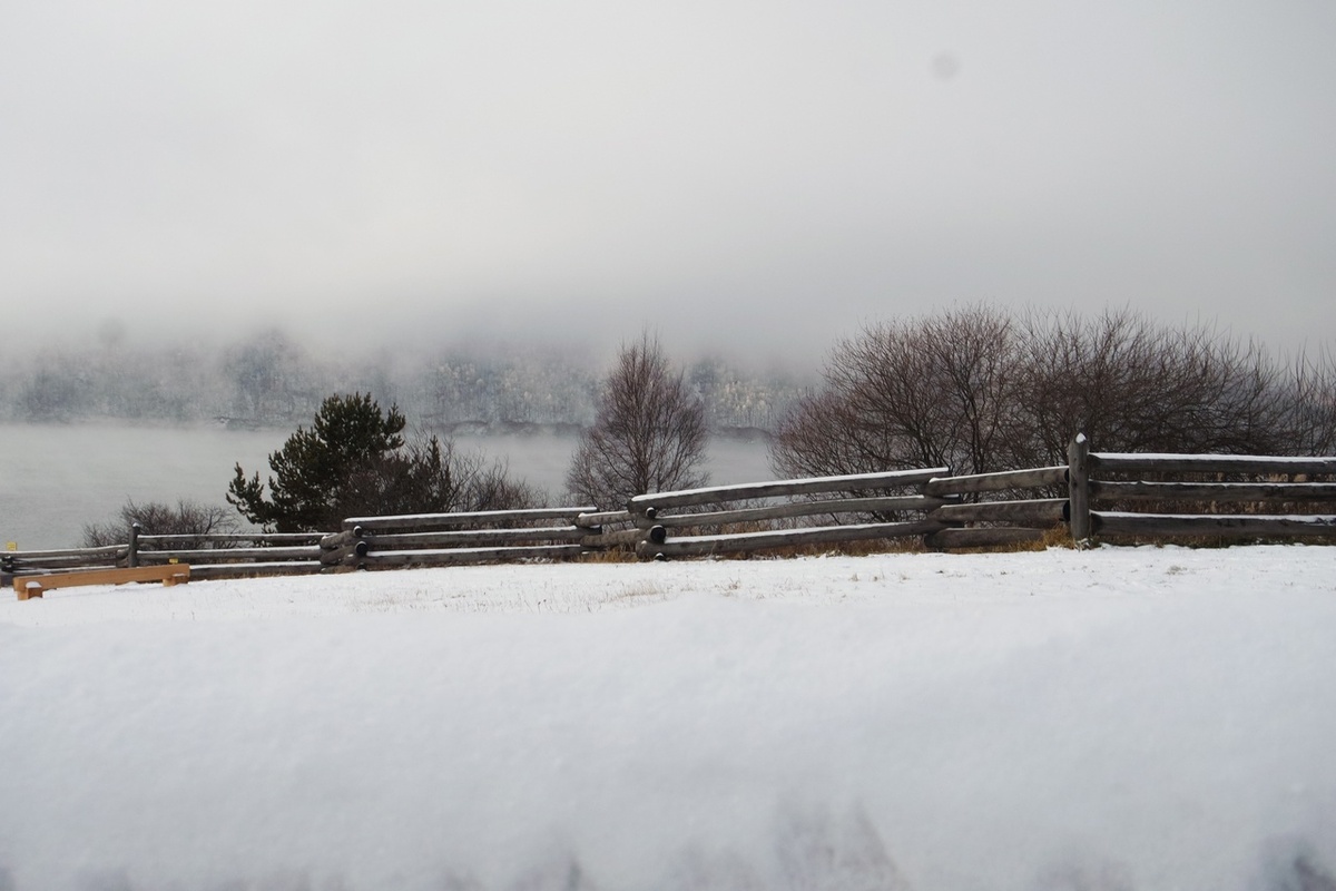 туман поднимается над Ангарой... но чуть виден противоположный берег, приукрашенный инеем ноября... морозно, но не слишком