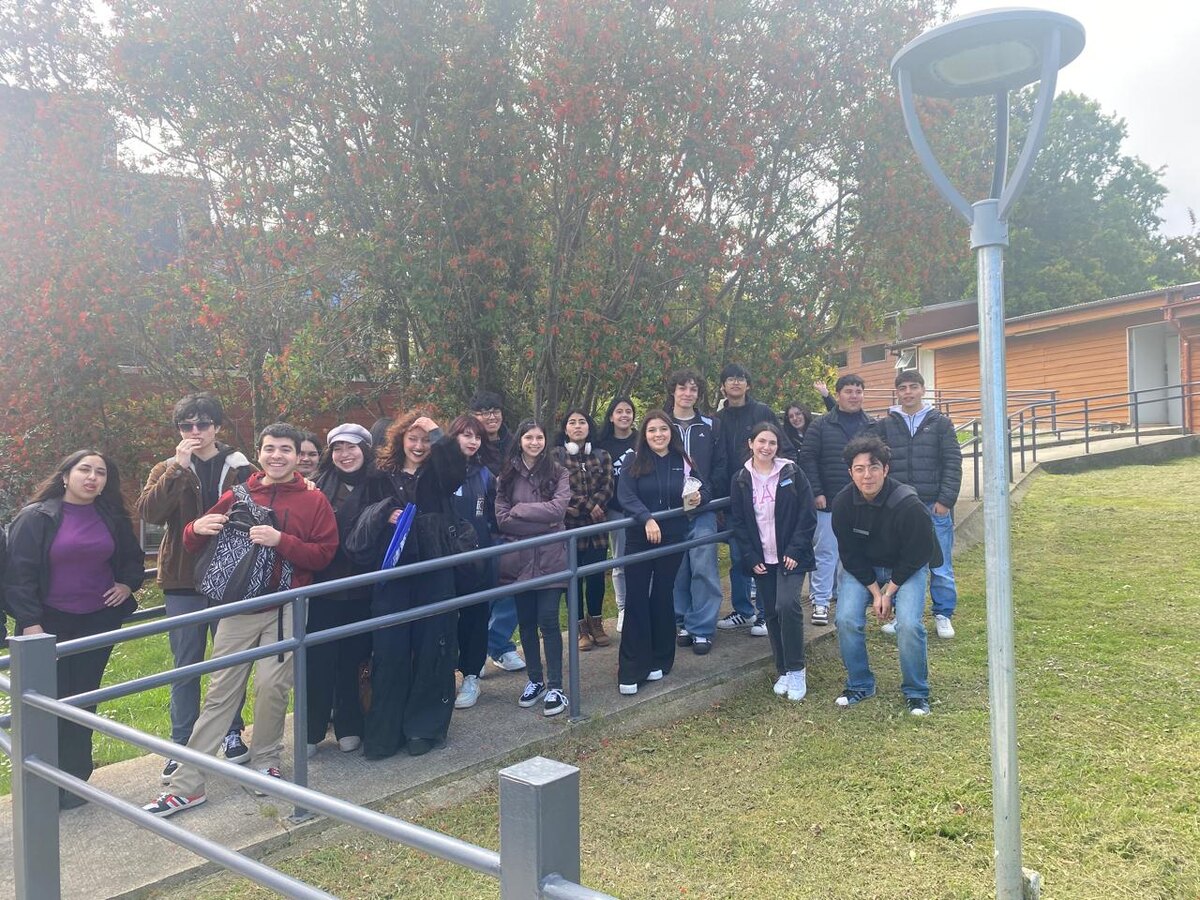 Пилар ходит со своей группой "преуниверситариос"