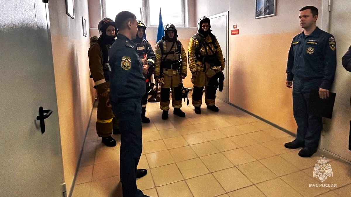    В Лангепасе для спасателей открыли учебный полигон с теплодымокамерой