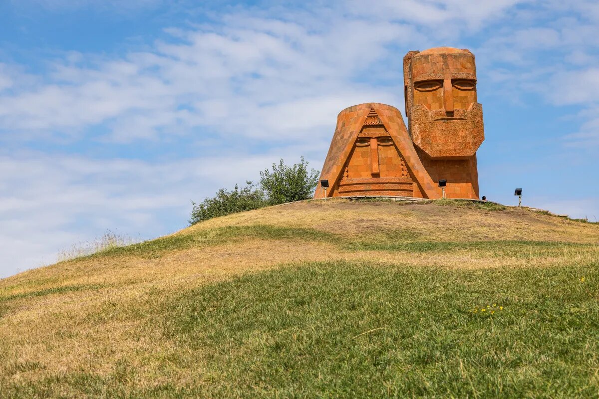 «Мы — наши горы» (1967), также известная как «Татик-Папик», на вершине холма с видом на город Степанакерт в Арцахе (фото: Getty Images)