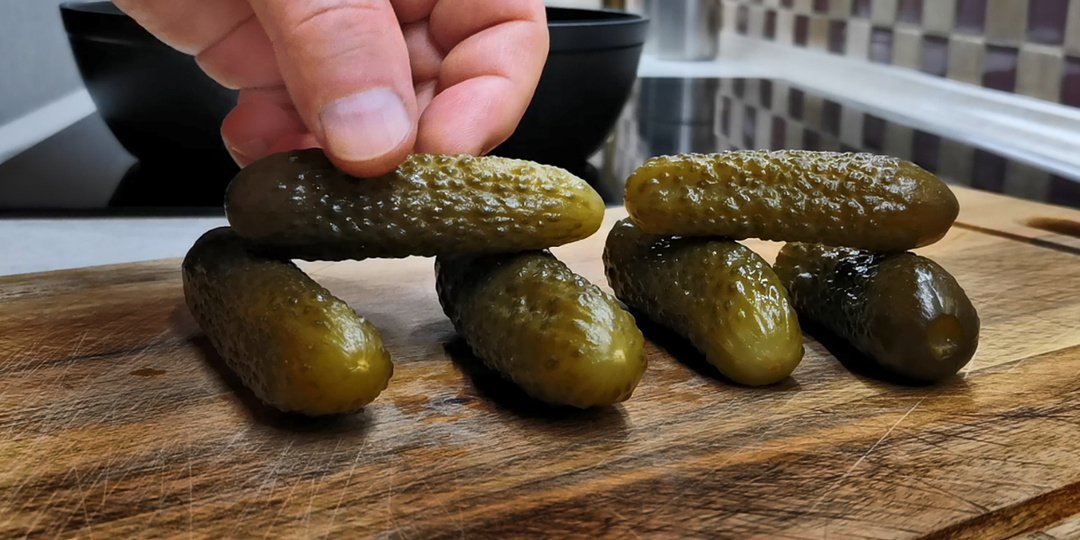 Пожарьте соленые огурцы, результат будет потрясающий. Никогда не ел такой вкусный салат, приготовлю на праздничный стол однозначно!