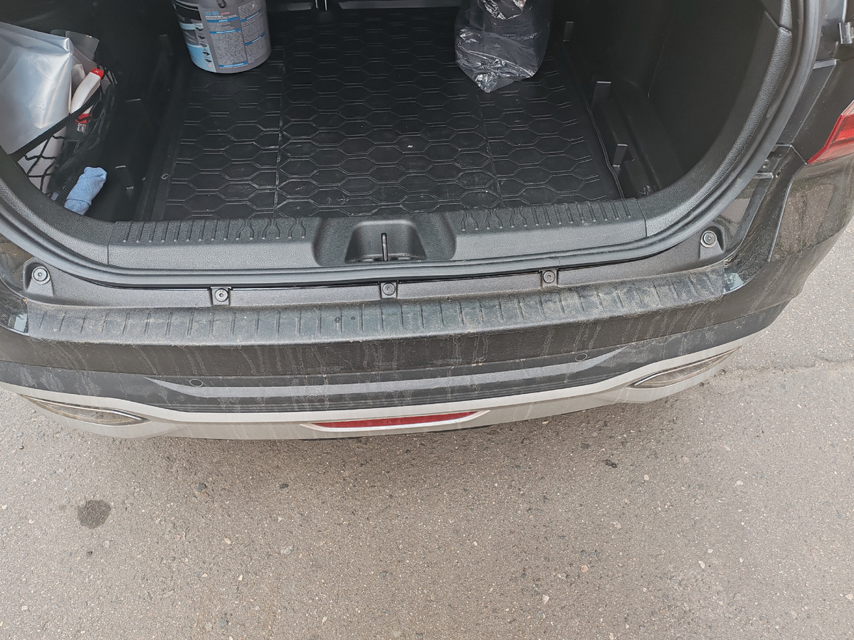 Со стороны багажника