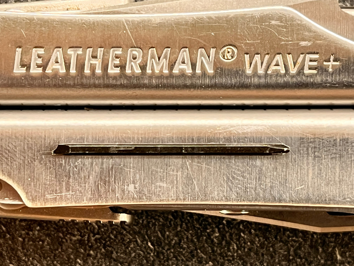 Слева виден надлом.