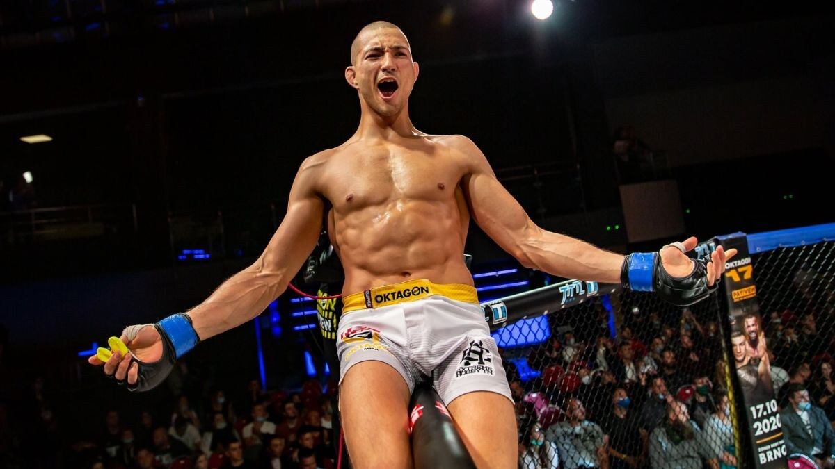 "Я поймал себя на мысли, что когда-нибудь ведь настанет момент, когда UFC пришлёт мне этот контракт, а я покажу ему средний палец, сфотографирую и выложу в сеть. И пусть это станет  мемом.-6
