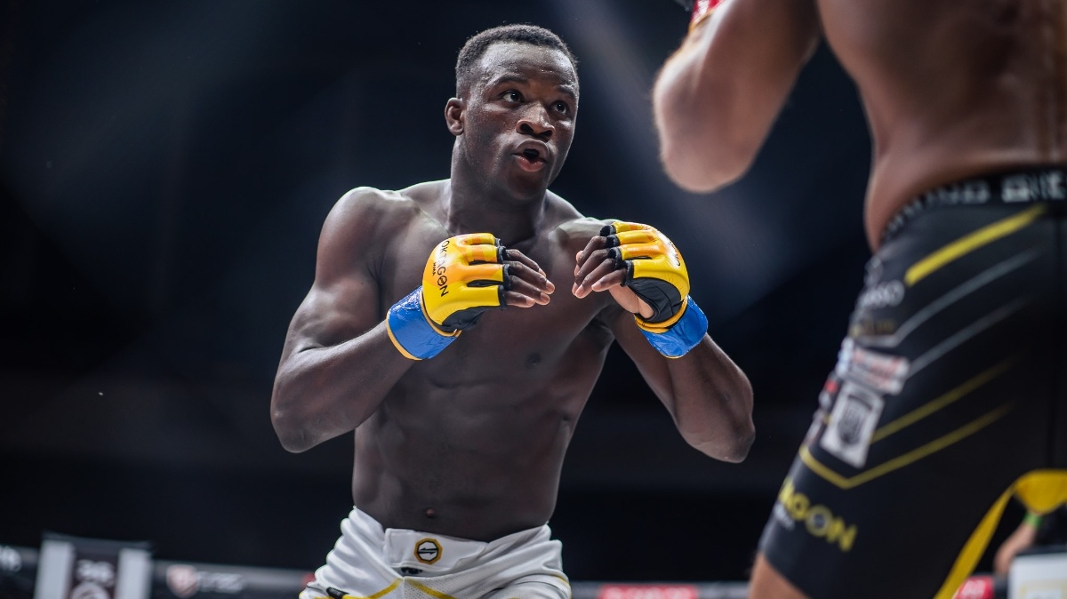 "Я поймал себя на мысли, что когда-нибудь ведь настанет момент, когда UFC пришлёт мне этот контракт, а я покажу ему средний палец, сфотографирую и выложу в сеть. И пусть это станет  мемом.-5