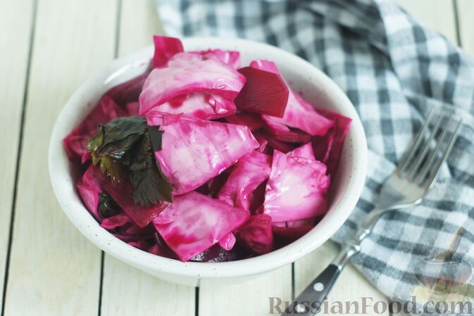 капуста белокочанная, свекла, чеснок, зелень сельдерея, соль, сахар, уксус яблочный, семена кориандра, лавровый лист, перец душистый горошком