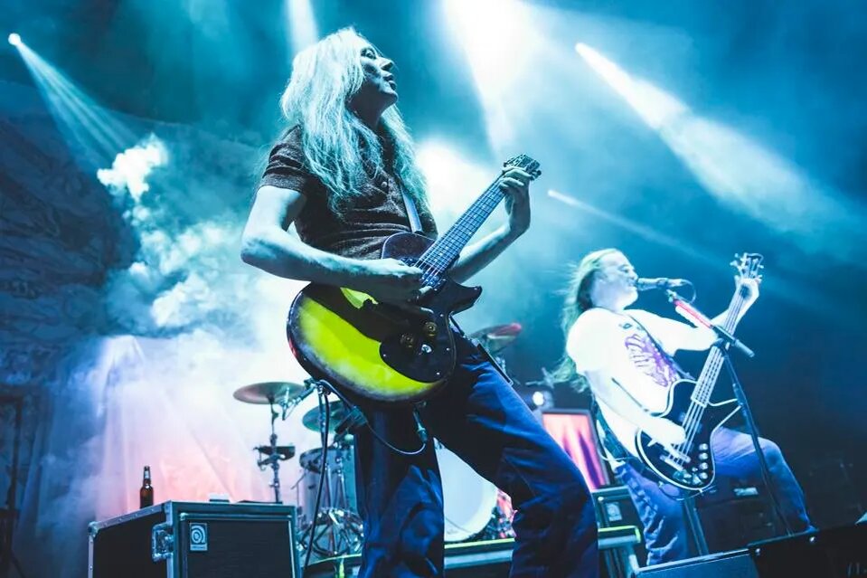 Билл Стир и Джефф Уокер из английской экстремальной метал-группы Carcass выступают на сцене Palacio Vistalegre Arena