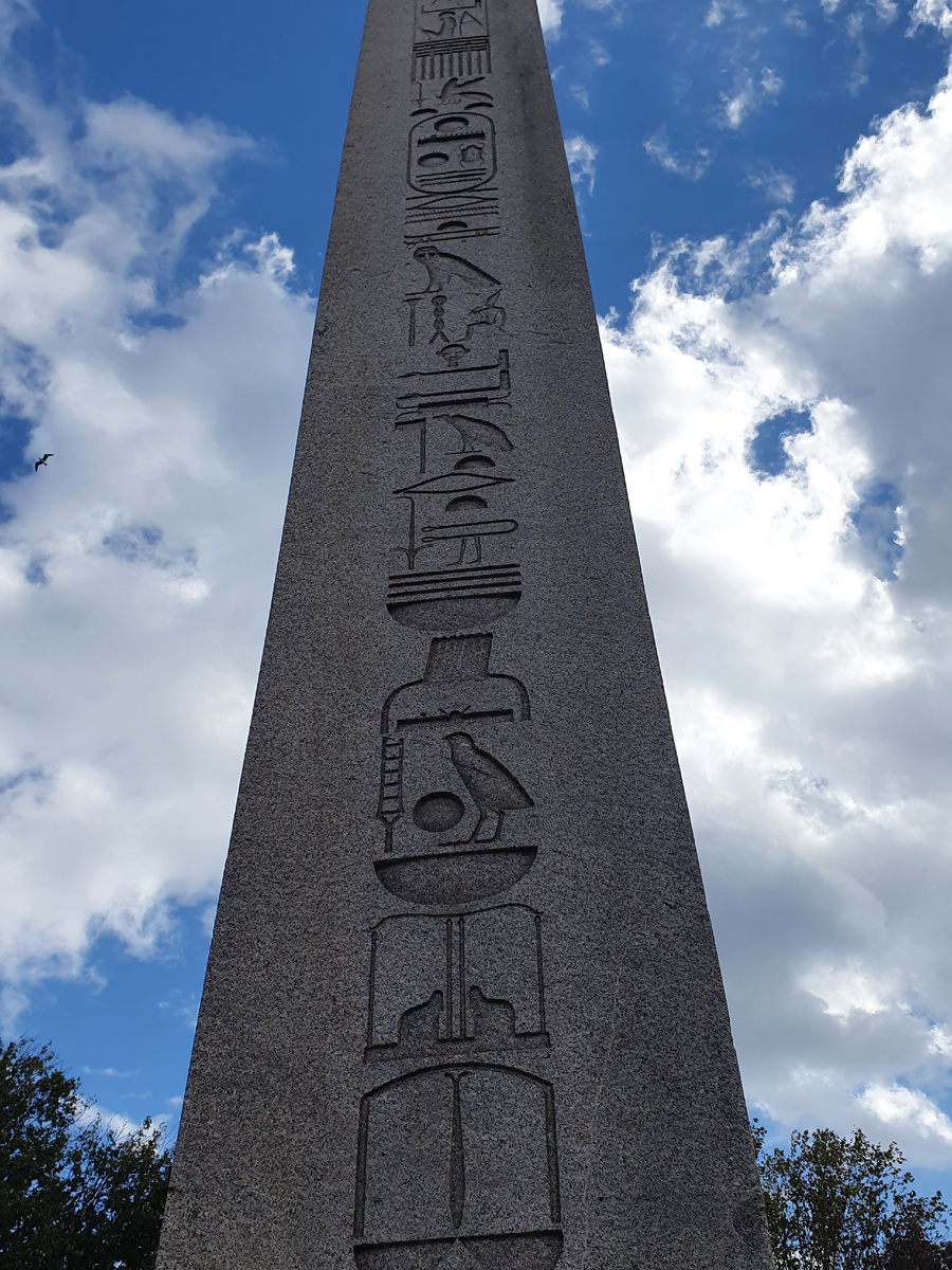 Надеюсь, что не перепутала фотографии, и это северо-западная сторона обелиска. 