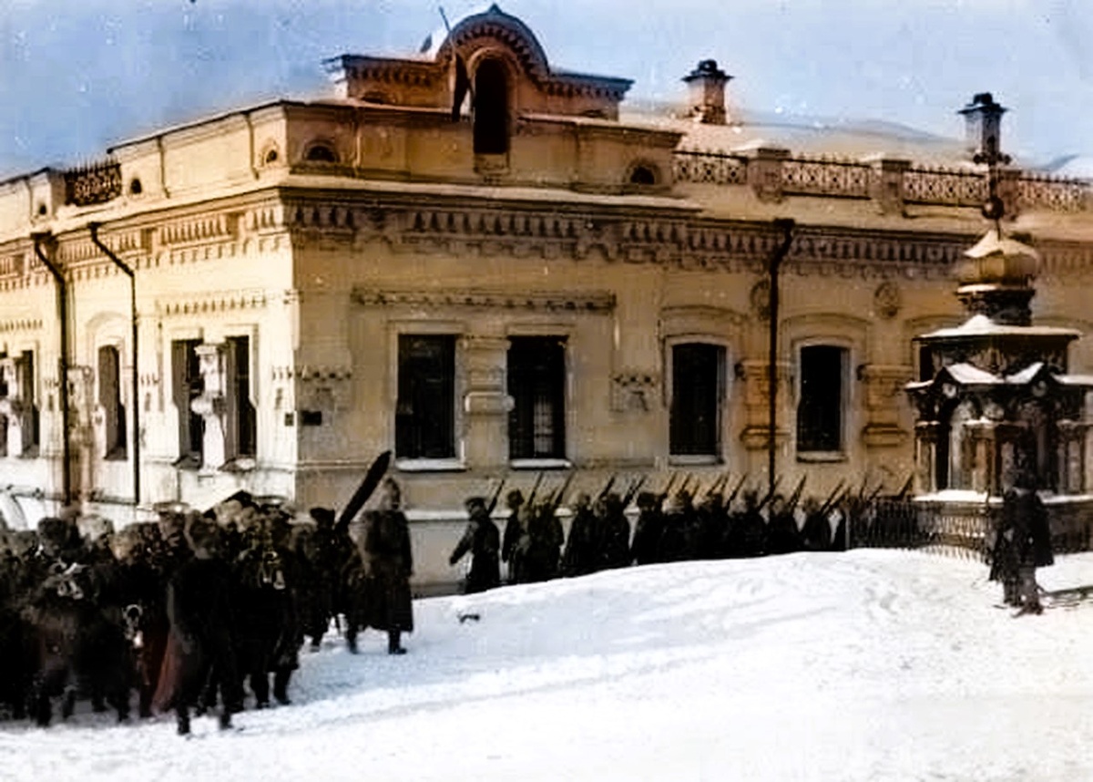 Дом Ипатьева и каменная часовня. Снимок из интернета