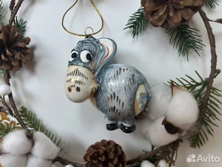 Елочная игрушка Лефортовского фарфорового завода. Персонаж из   мультфильма "Винни Пух", сделанного в СССР.  Листайте страницы галереи. Фотографии взяты в свободном доступе в интернете.