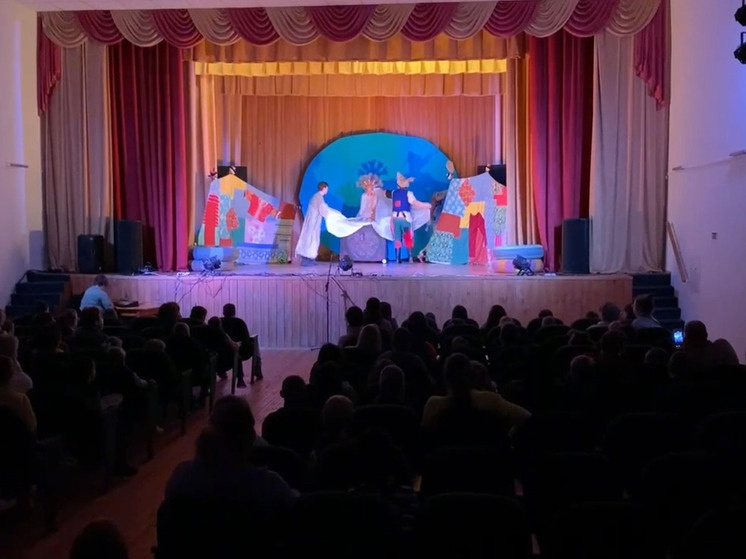     В Разбегаево артисты представили свой знаменитый спектакль «Сказки Пушкина». Фото: скрин/видео пресс-службы "Театра на Васильевском".