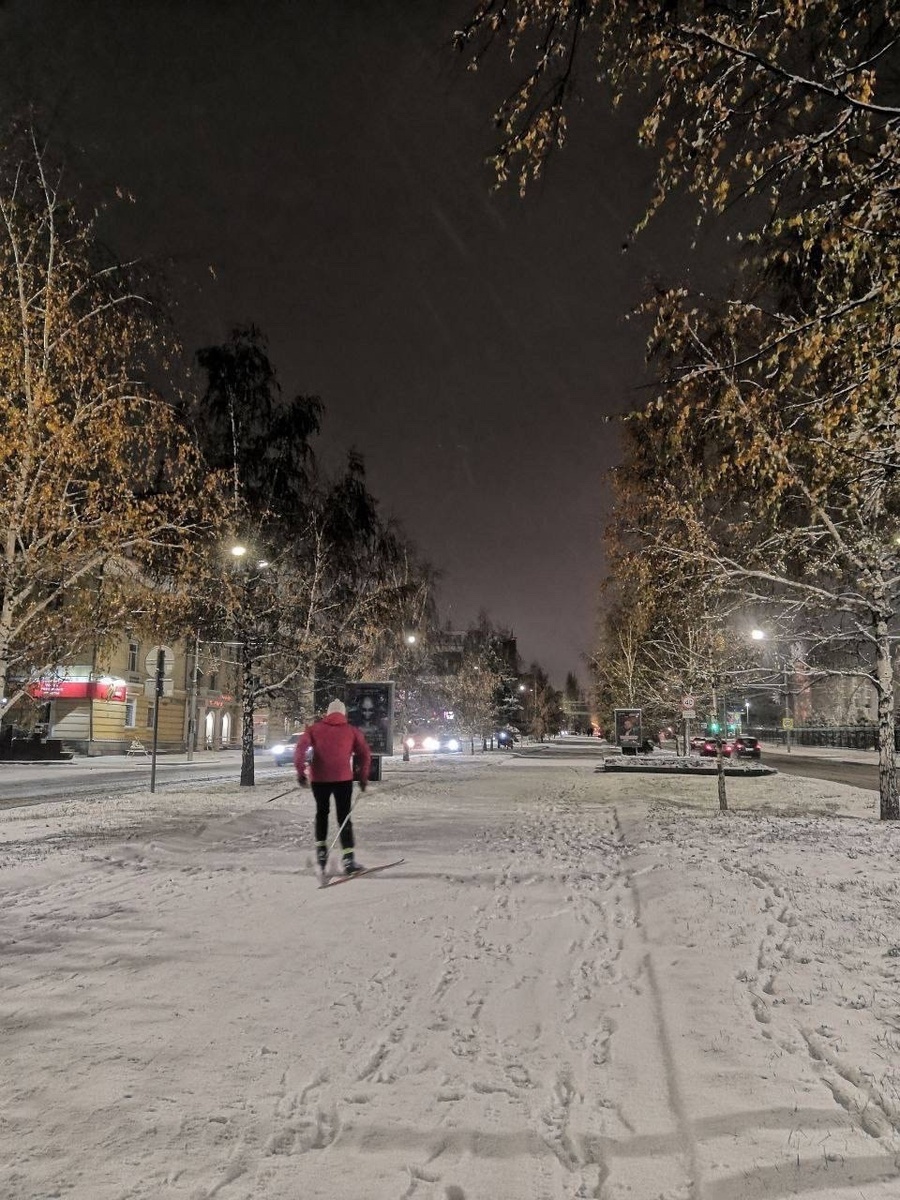 Где-то на просторах моего города люди уже катают на лыжах. С такой уборкой снега неудивительно. 