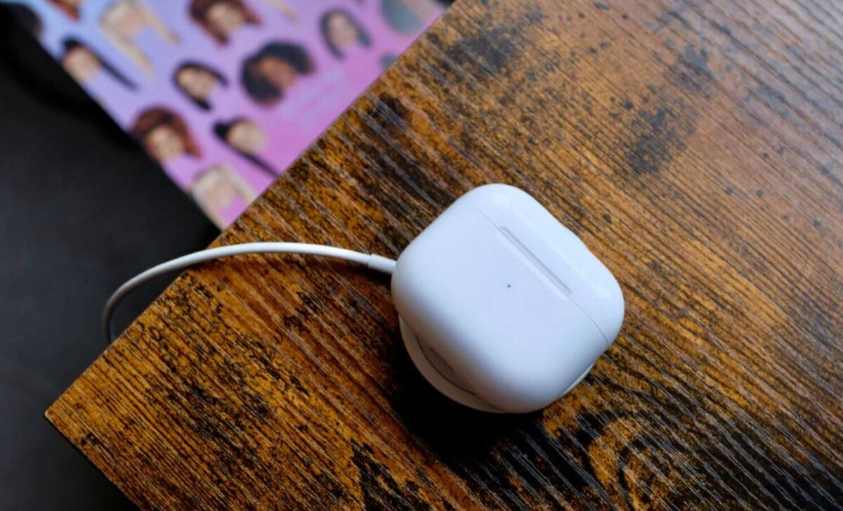    Разбираемся, что делать, если AirPods не получается зарядить. Фото: trustedreviews.com